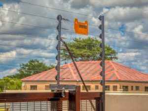 Emite pulsos eléctricos seguros, de alto voltaje y bajo amperaje, que causan dolor sin ser letales. El contacto es suficiente para detener cualquier intento de ingreso.