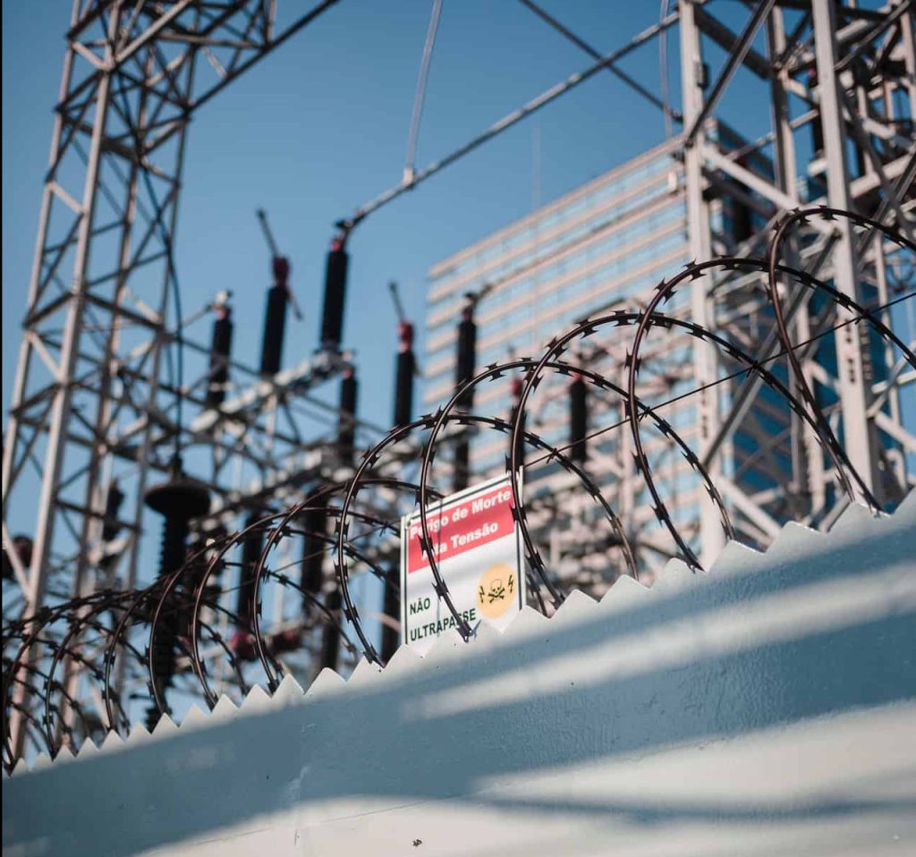 Instalamos cercos eléctricos industriales en Valparaíso, Viña del Mar, Quilpué, Villa Alemana, Concón, Casablanca y toda la Quinta Región. Asesoría técnica presencial y mantención en terreno.